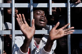 Le Conseil de sécurité discute comment mettre fin à la traite des migrants et réfugiés en transit en Afrique