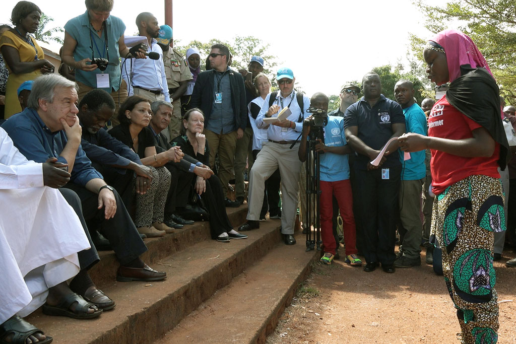 Choisie par sa communauté, Dana Fatima Mohammed, 14 ans, s’adresse à António Guterres en lisant les doleances des déplacés de Bangassou. Photo: Alban Mendes de Leon